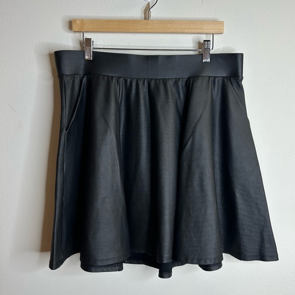 Torrid Black Faux Leather Skater Skirt Size XL/1X Goth Vampire 90s Punk Dark EUC - Picture 11 of 12